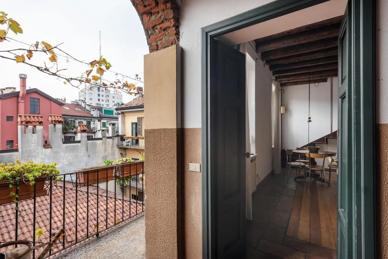Apartment Duplex Incantevole Sui Tetti Nel Cuore Dei Navigli Milan Italy